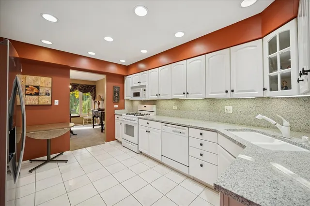 $290,000 | 175 Lake Boulevard, Unit 301, Buffalo Grove, IL 60089