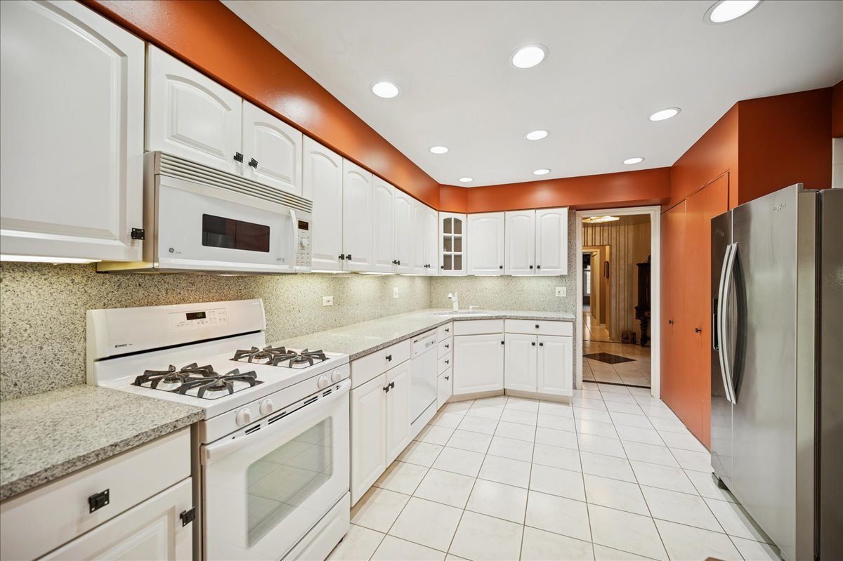 175 Lake Boulevard, Unit 301 Buffalo Grove, IL 60089 - Photo 4 of 15 a kitchen with stainless steel appliances granite countertop a refrigerator and a stove top oven