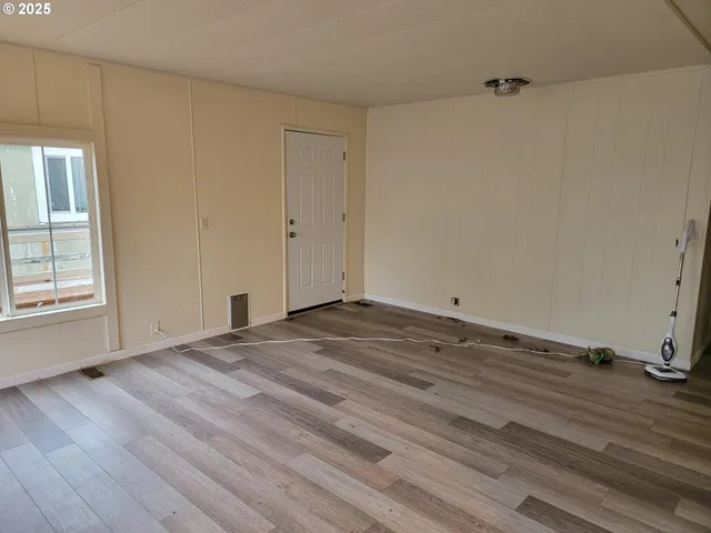 $340,000 | 1110 North Old Pacific Highway, Myrtle Creek, OR 97457