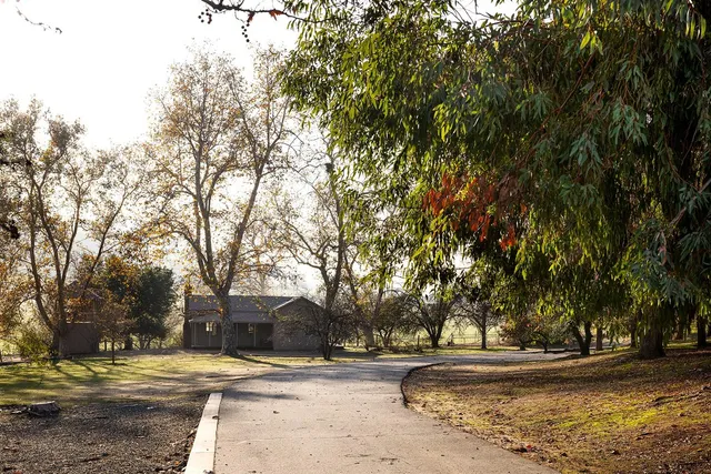 a view of a house with backyard