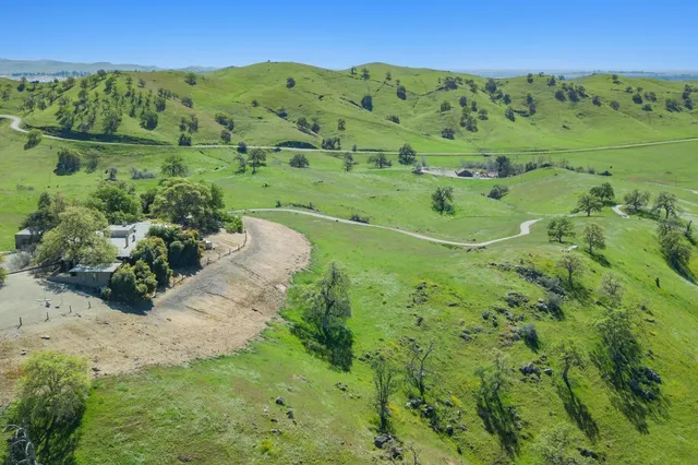 a view of a chairs and table in a backyard