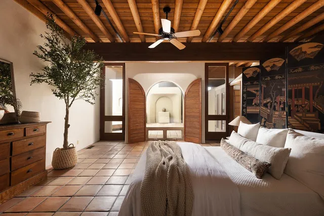 a view of livingroom with furniture