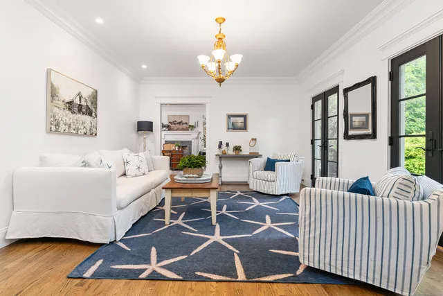 a view of an entryway with workspace