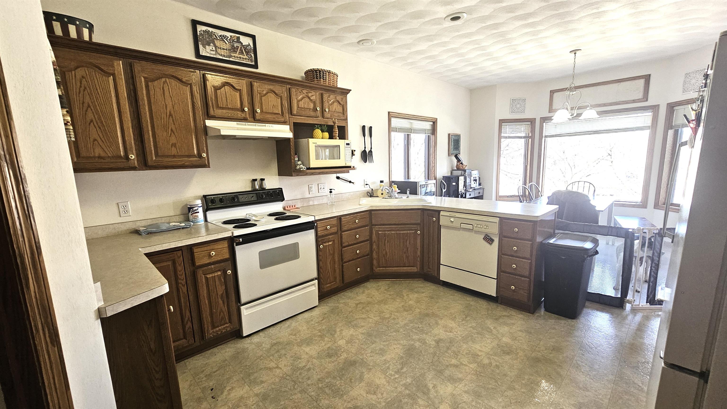 720 Waveland Road Janesville, WI 53548 - Photo 4 of 39