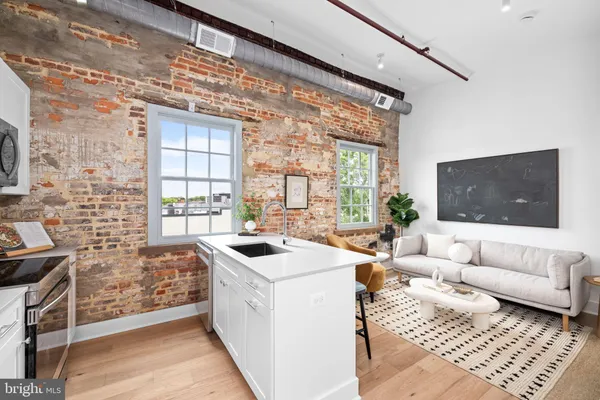 $2,800 | 901 King Street, Unit 201, Alexandria, VA 22314