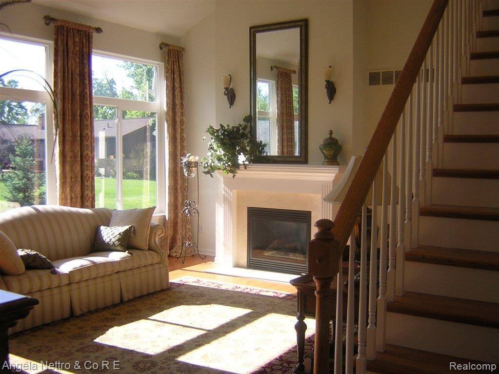 6642 Sheldon Road Belleville, MI 48111 - Photo 4 of 25 Living Room