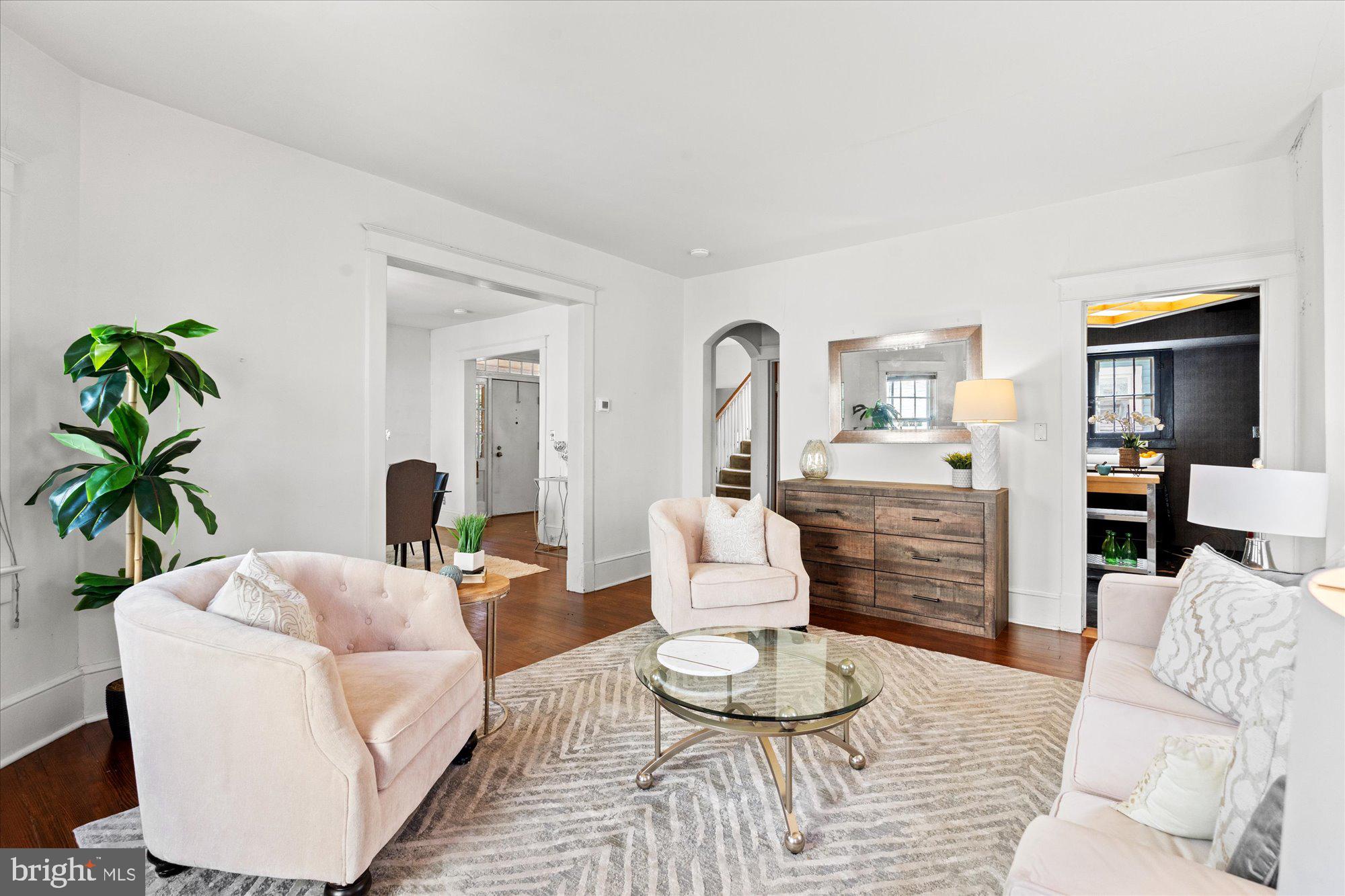4304 River Road Northwest Washington, DC 20016 - Photo 11 of 33 Living room