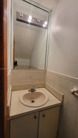 $2,100 | 2319 West 60th Street, Unit D204, Hialeah, FL 33016