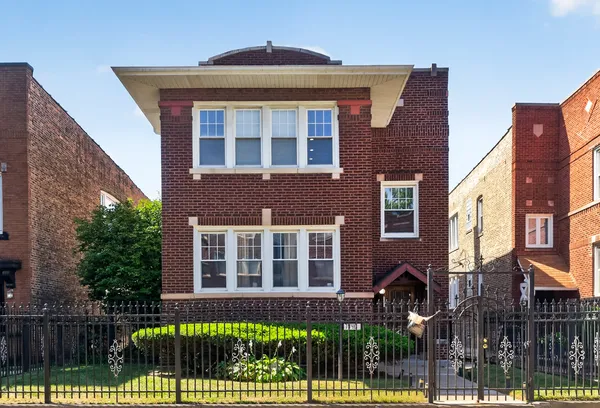 $1,850 | 7440 South Paxton Avenue, Unit 2, Chicago, IL 60649