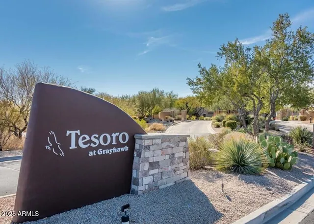 a sign that is sitting on a brick wall