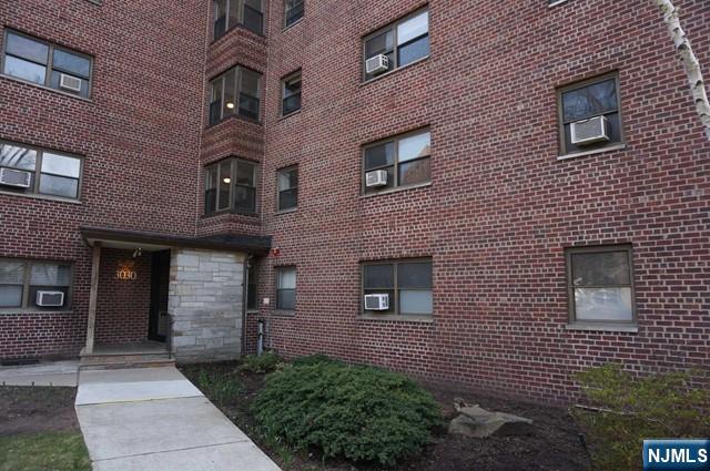 a brick building that has lots of windows on it