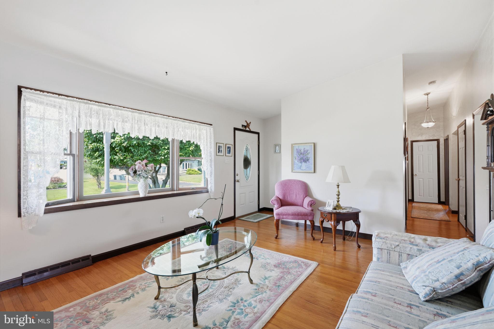 425 Shallcross Road Southampton, PA 18966 - Photo 3 of 27 Gallery Image 3