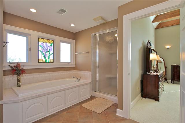 367 Burnt House Road Lebanon, TN 37090 - Photo 13 of 20 a spacious bathroom with a tub sink and mirror