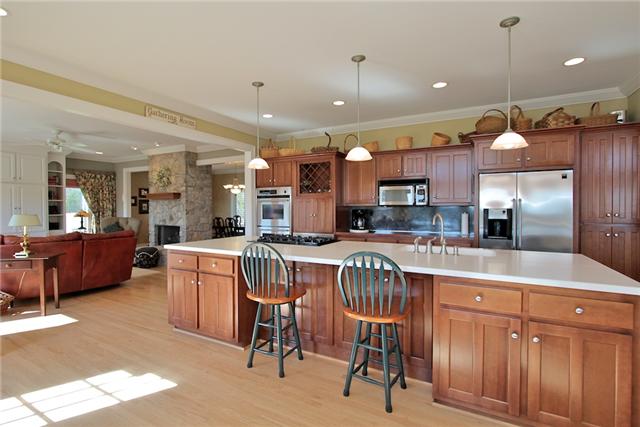 367 Burnt House Road Lebanon, TN 37090 - Photo 7 of 20 a large kitchen with a table and chairs