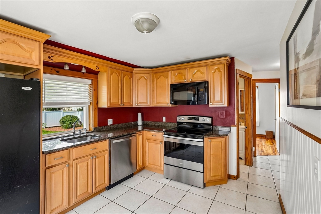 10 Standish Street Worcester, MA 01604 - Photo 4 of 27