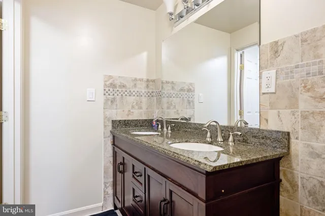 a view of a back yard