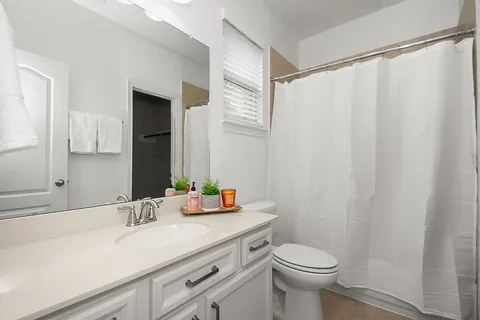 an empty room with closet and a ceiling fan