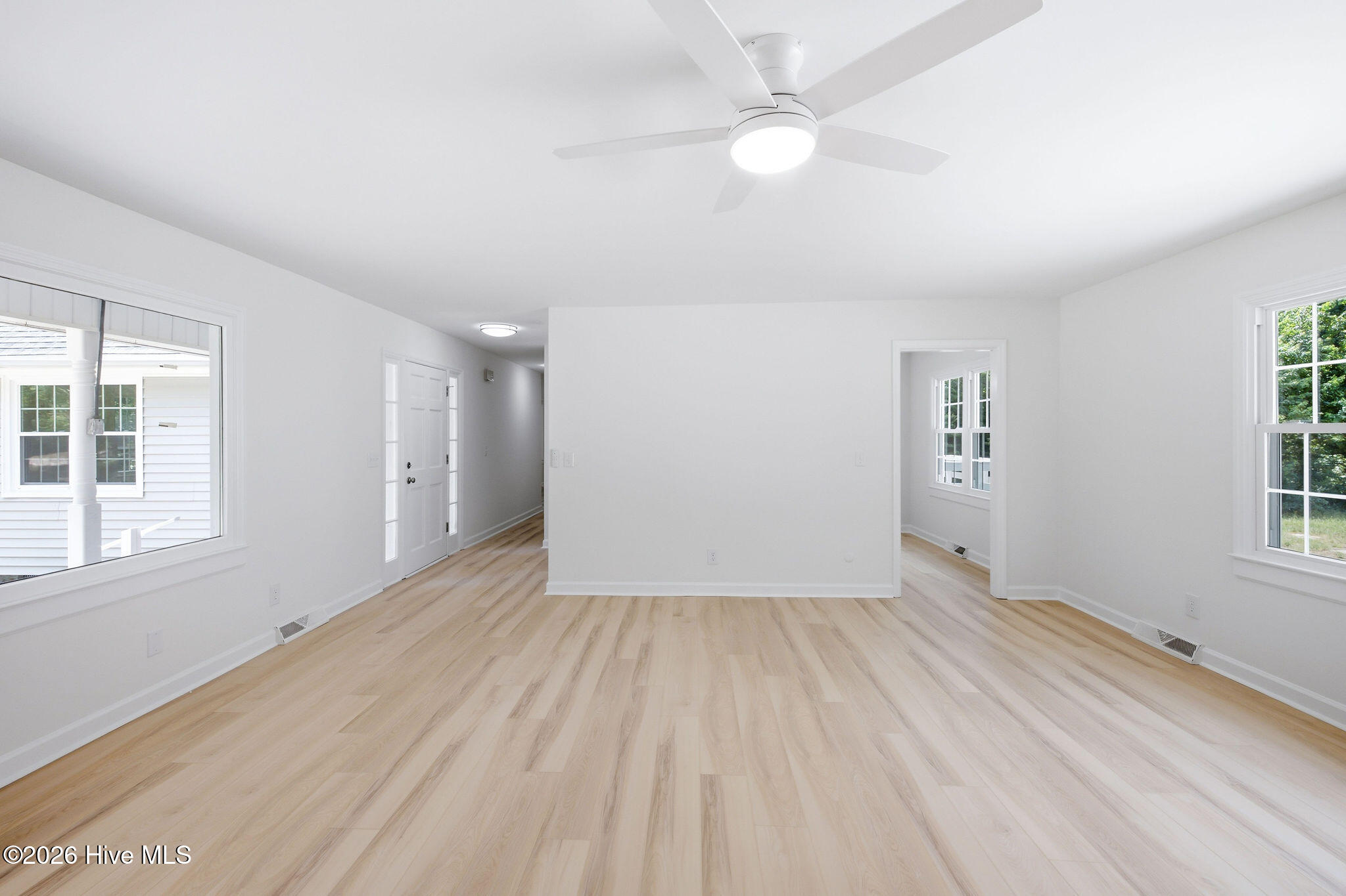 114 Country Place Road Wilmington, NC 28409 - Photo 7 of 63 Living Room