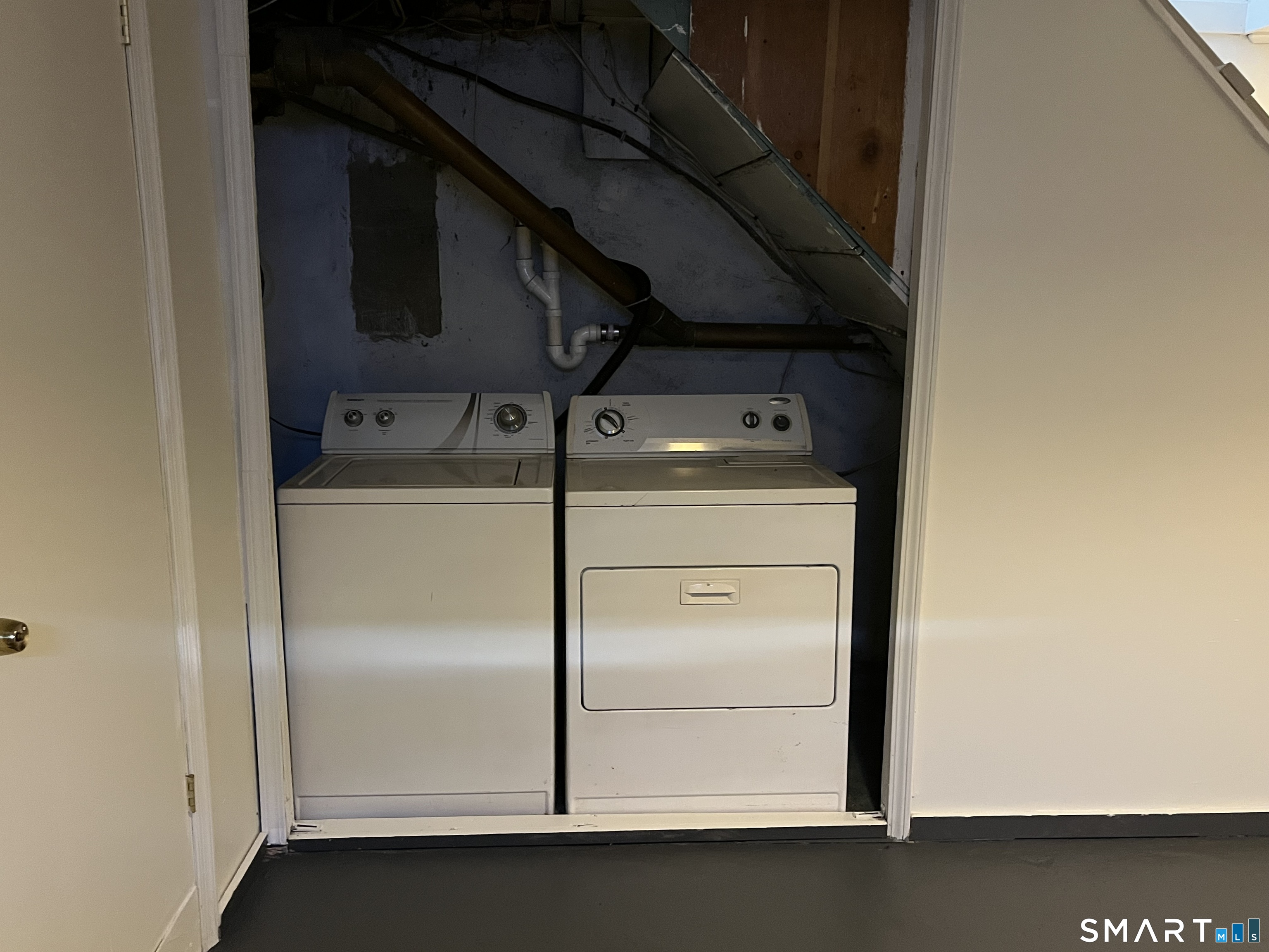 20 John Street Southington, CT 06489 - Photo 14 of 17 a close up of a stove