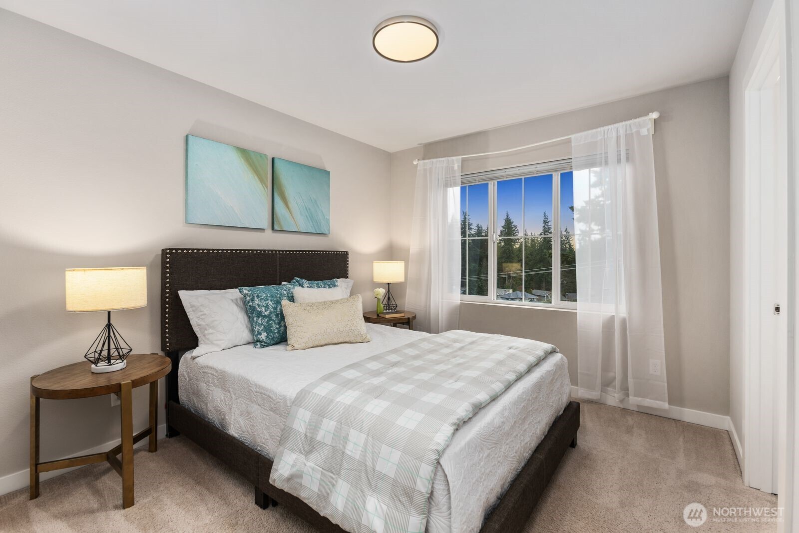 1621 Seattle Hill Road, Unit C4 Bothell, WA 98012 - Photo 22 of 35 a bedroom with a bed and a lamp