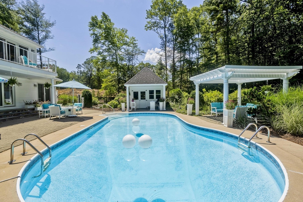 183 Loomis Ridge Westfield, MA 01085 - Photo 2 of 42