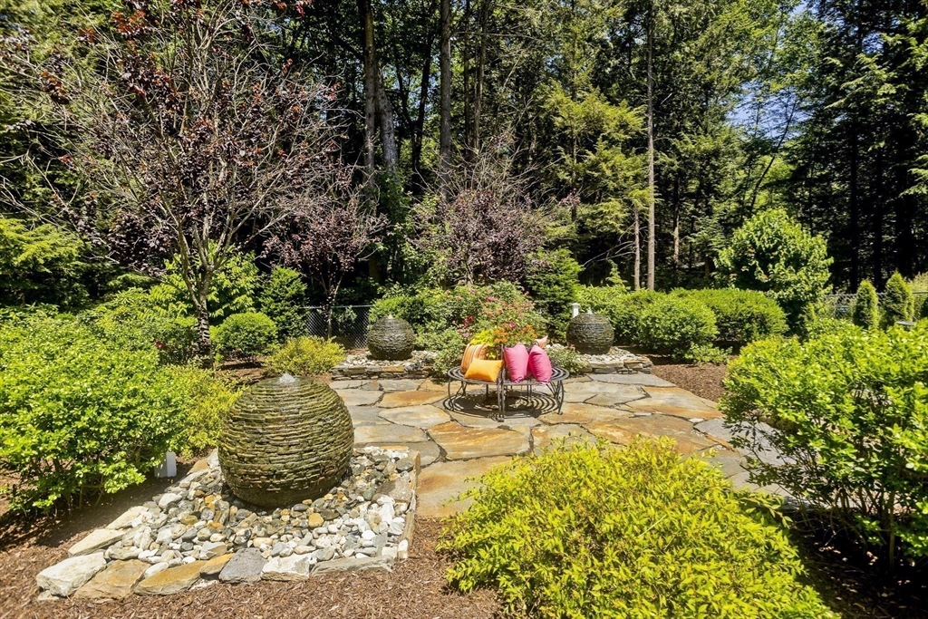 183 Loomis Ridge Westfield, MA 01085 - Photo 7 of 42
