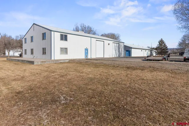 a view of a house with backyard and garden