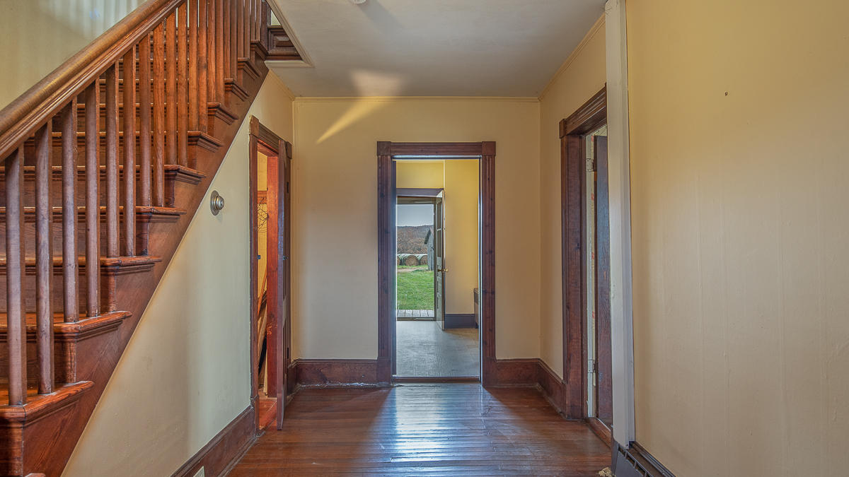 2422 Poor Farm Road Fincastle, VA 24090 - Photo 20 of 61 Foyer