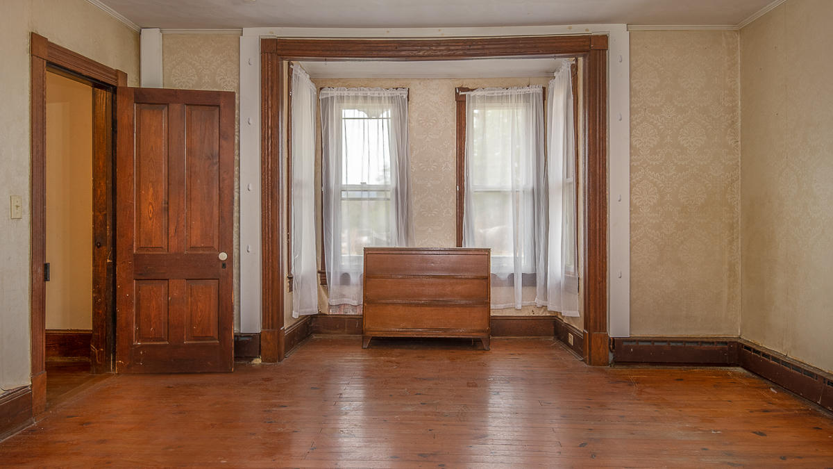 2422 Poor Farm Road Fincastle, VA 24090 - Photo 35 of 61 Living Room