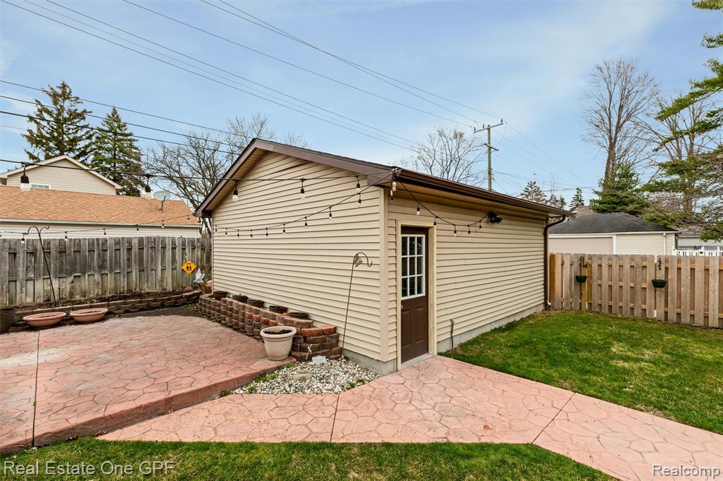 1488 Roslyn Road Grosse Pointe Woods, MI 48236 - Photo 35 of 40