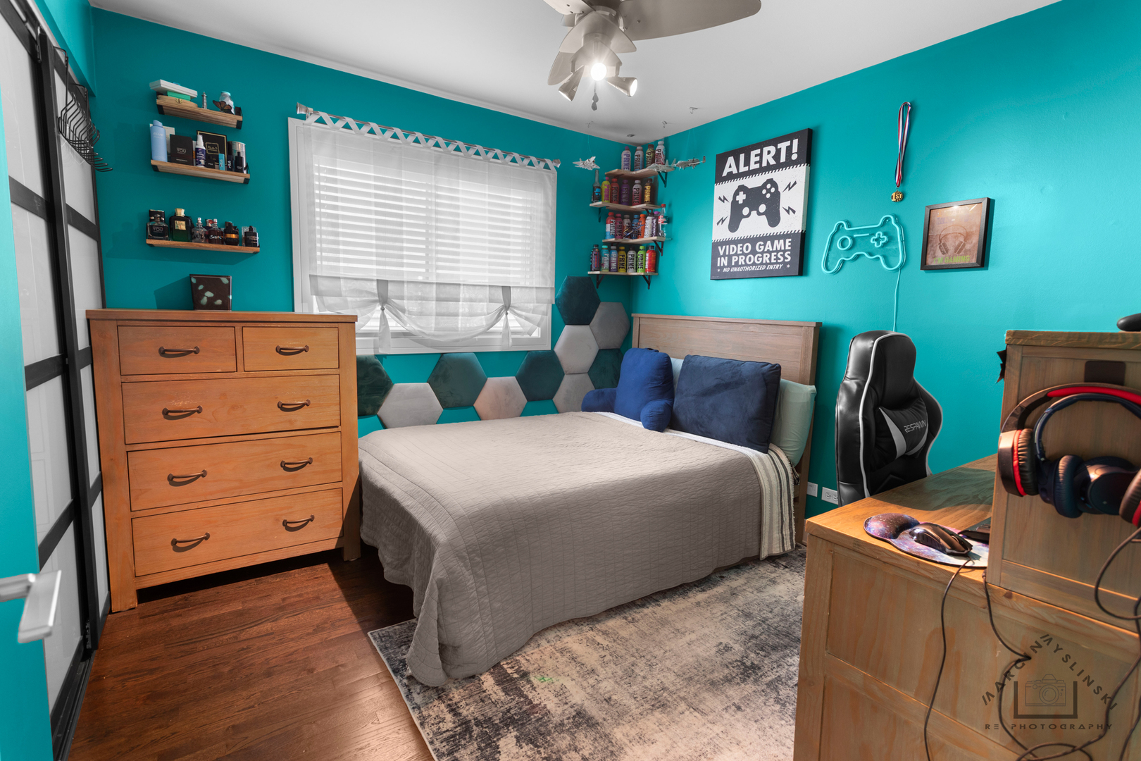 575 Olive Street Hoffman Estates, IL 60169 - Photo 18 of 26 a bedroom with a bed and a window