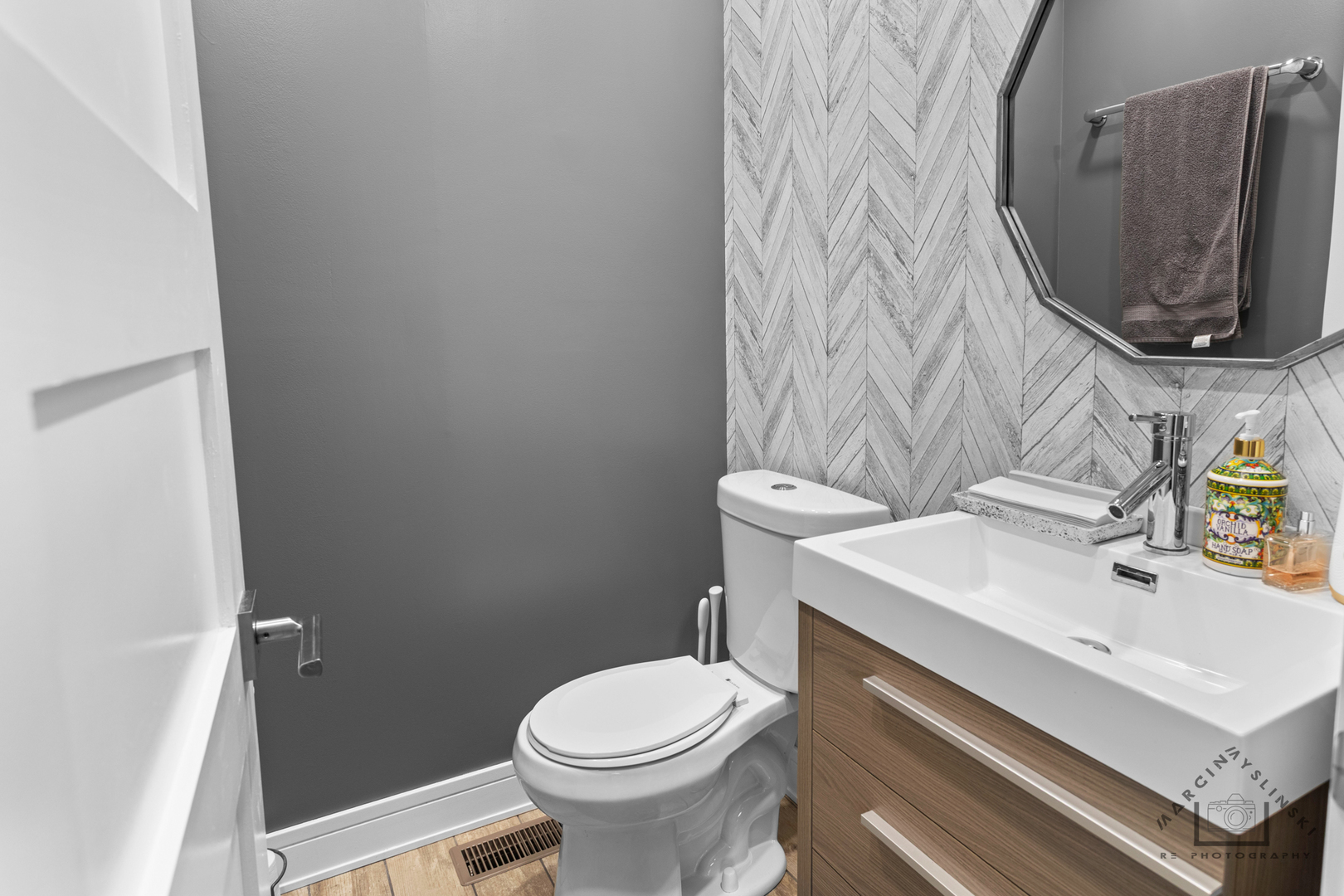 575 Olive Street Hoffman Estates, IL 60169 - Photo 21 of 26 a bathroom with a sink toilet and mirror