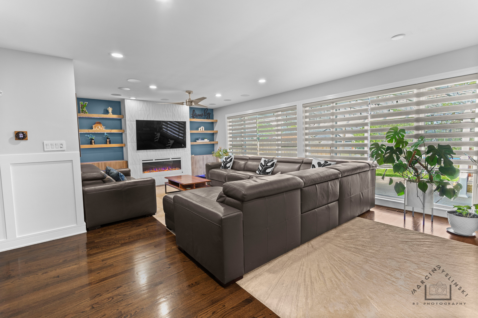 575 Olive Street Hoffman Estates, IL 60169 - Photo 7 of 26 a living room with furniture and a flat screen tv