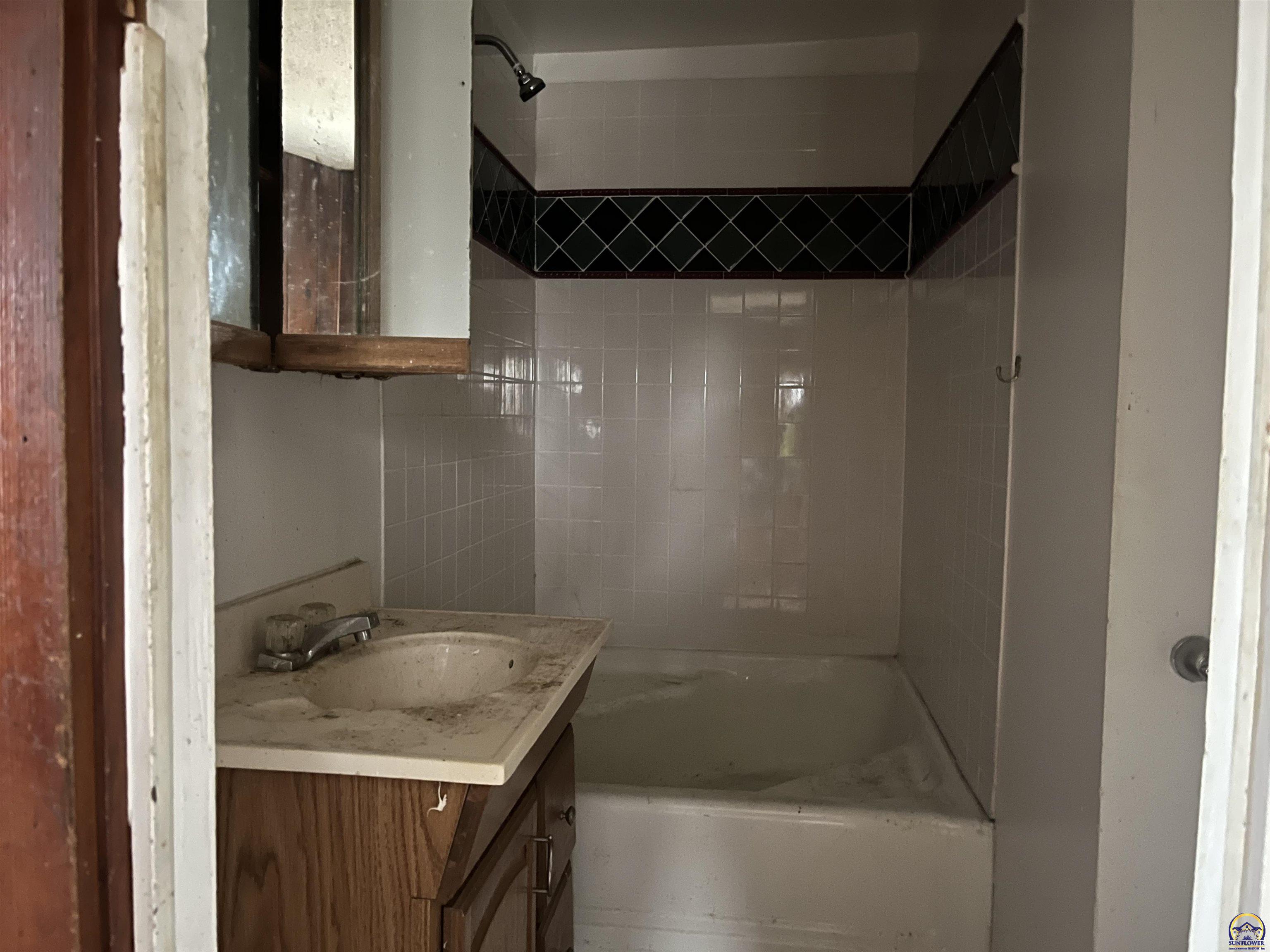 1219 Southwest Hampton Street Topeka, KS 66604 - Photo 4 of 12 Gallery Image 4