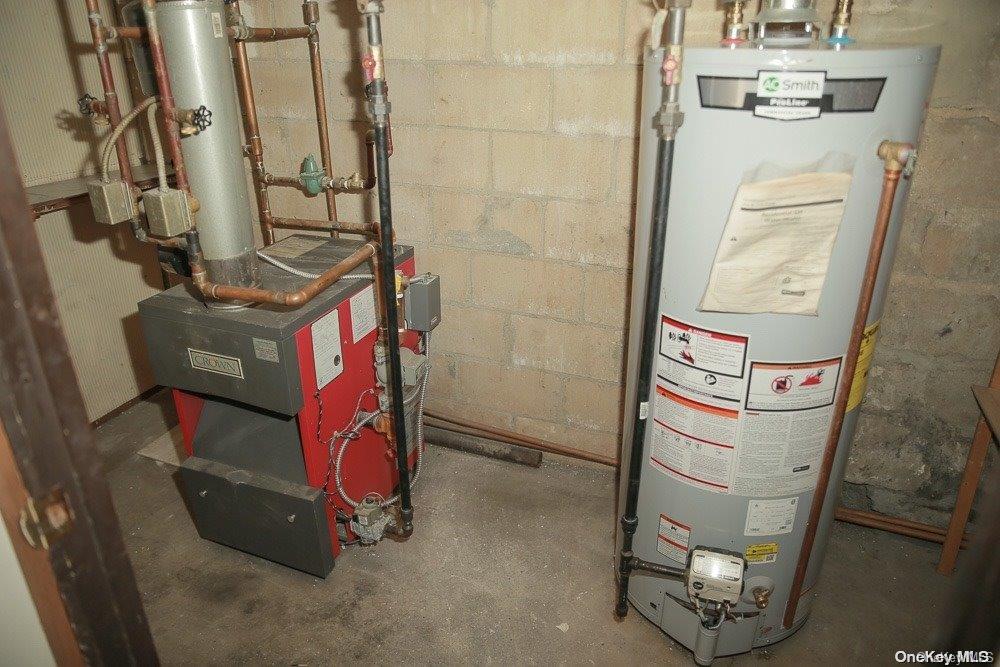 610 Pine Street Brooklyn, NY 11208 - Photo 18 of 35 a utility room with dryer and washer