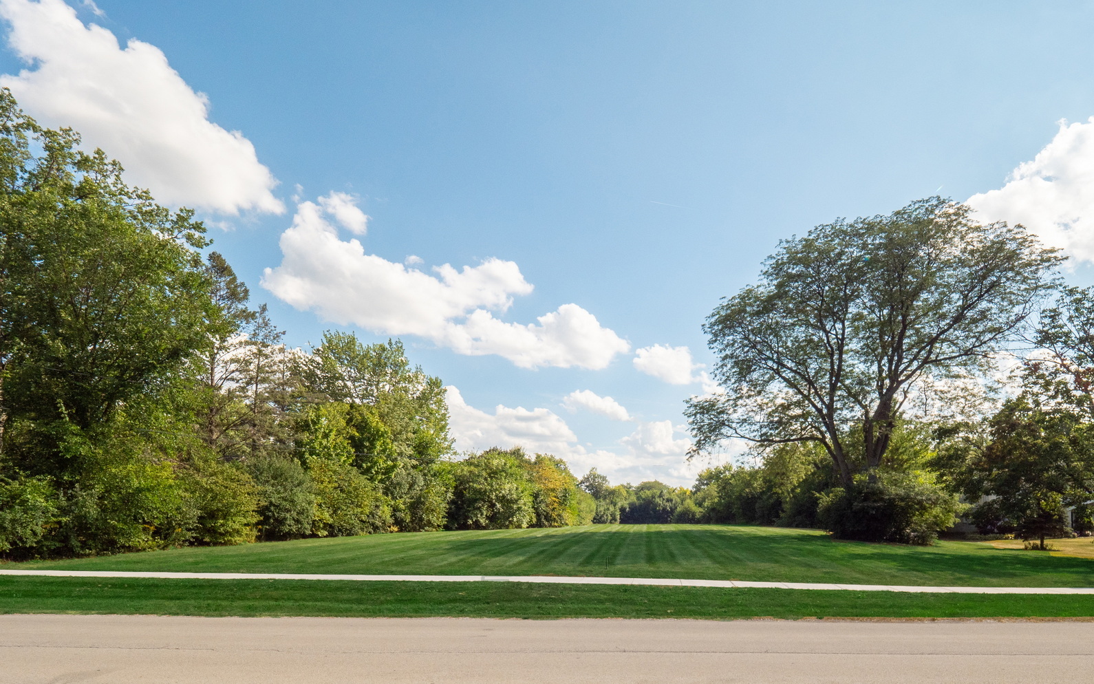 110 East Farnham Lane Wheaton, IL 60189 - Photo 10 of 17 a view of a basketball court