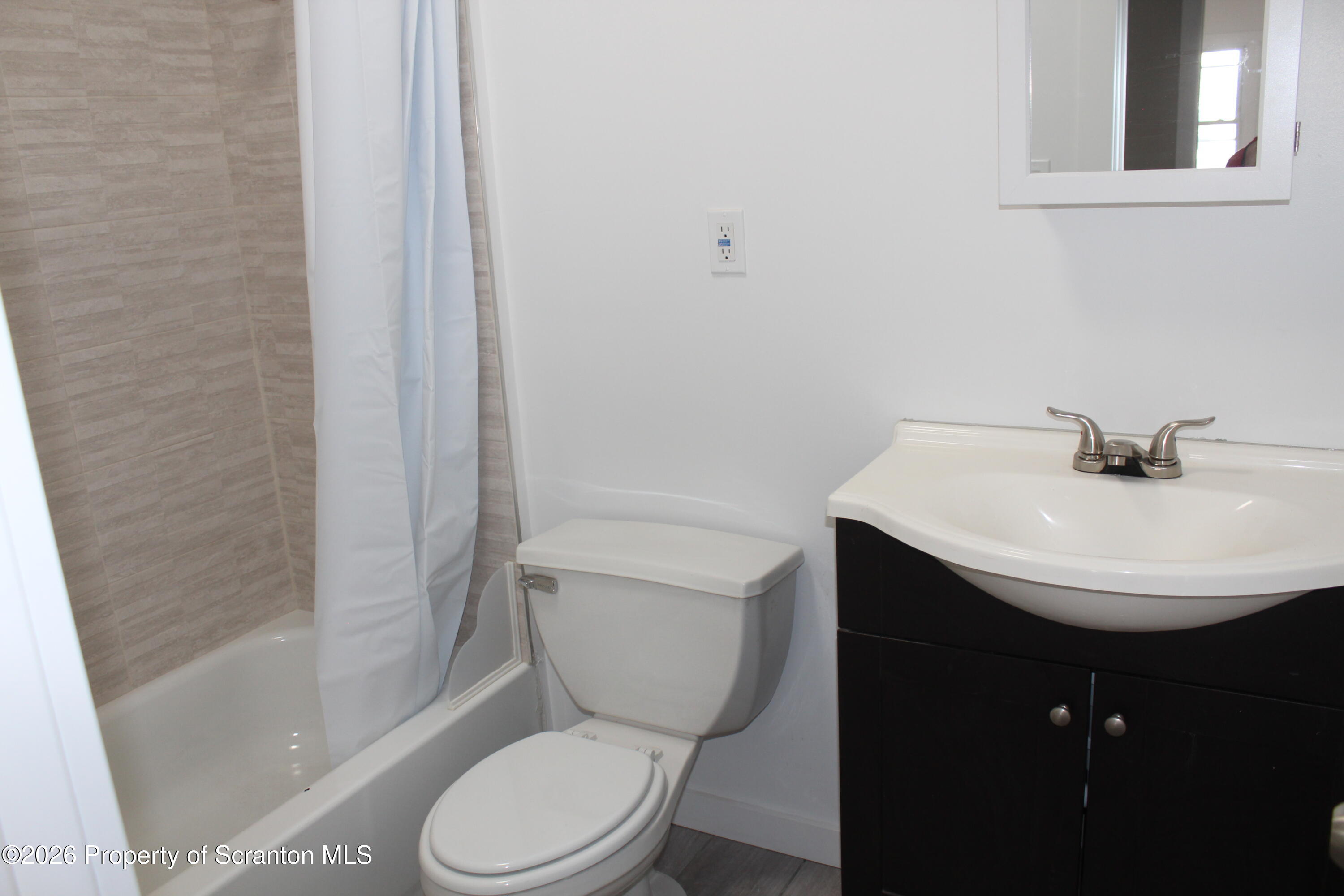 215 Ferdinand Street, Unit 2 Scranton, PA 18508 - Photo 15 of 17 Full Bathroom