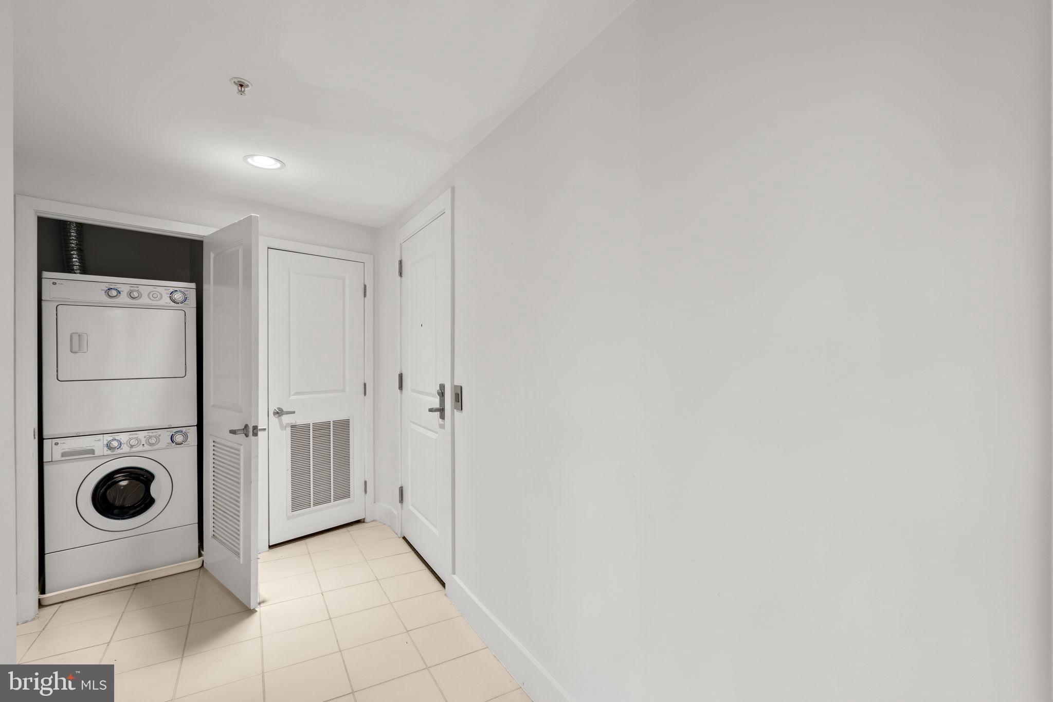 2001 15th Street North, Unit 813 Arlington, VA 22201 - Photo 4 of 31 a view of a livingroom with a refrigerator and washer