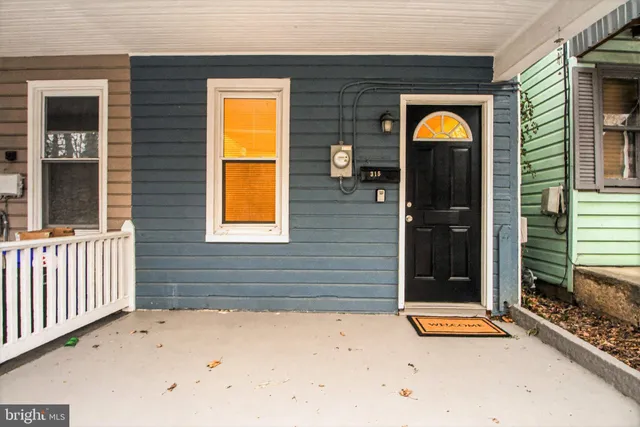 a view of entrance to house
