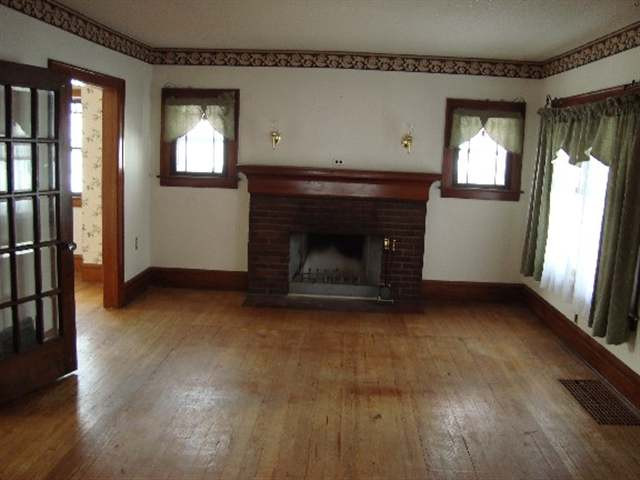 201 East Meadow Heights Avenue Jackson, MI 49203 - Photo 2 of 11 Photo 2