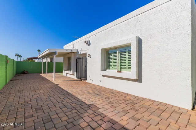 a view of a house with a backyard