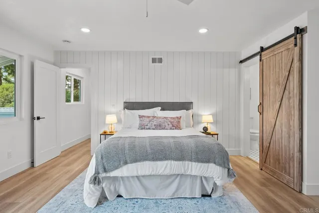 a en suite bathroom with a double vanity sink and a mirror