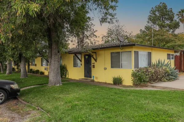 a view of a house with a yard