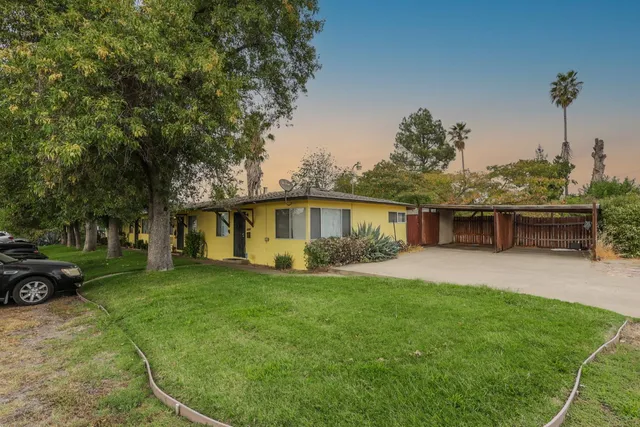 a view of a yard in front of house