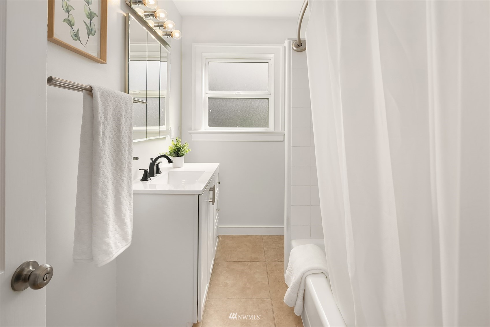 806 Cedar Avenue South Renton, WA 98057 - Photo 8 of 20 a bathroom with a sink and tub