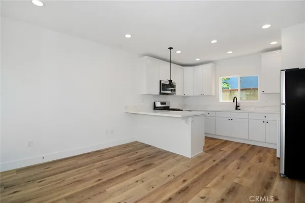 $2,300 | 6518 Zelzah Avenue, Reseda, CA 91335