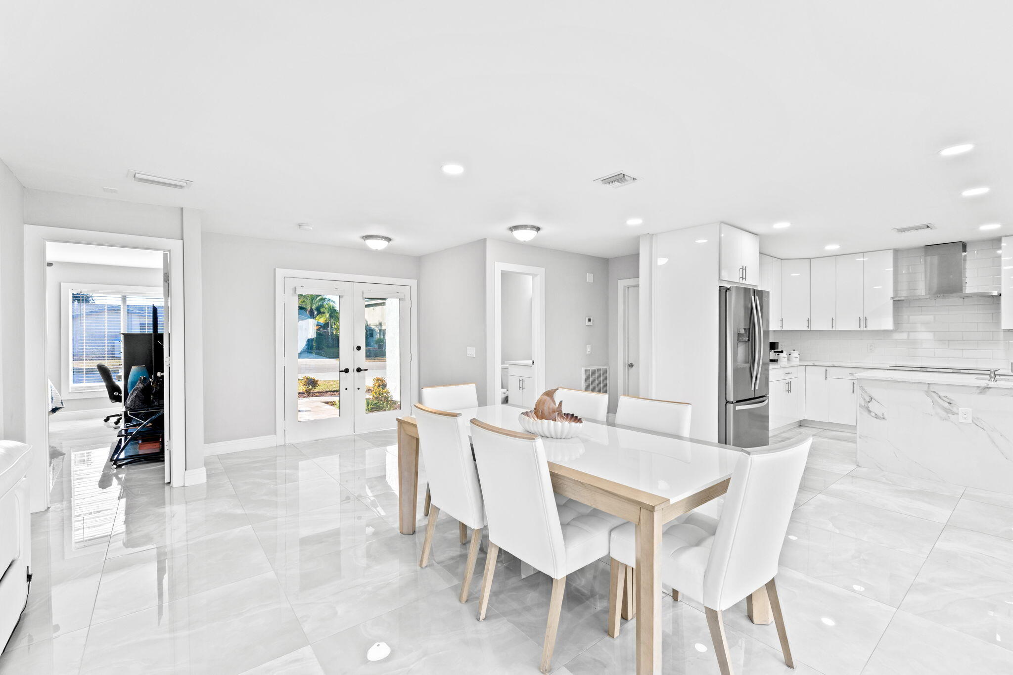 12293 Old Country Road South Wellington, FL 33414 - Photo 4 of 32 a view of a dining area with furniture