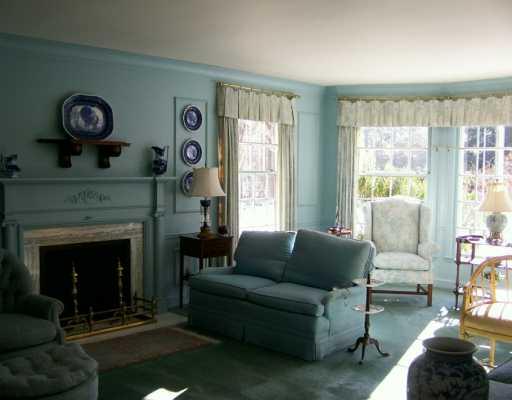 1312 Highland Road Sharon, PA 16146 - Photo 5 of 8 Living Room.