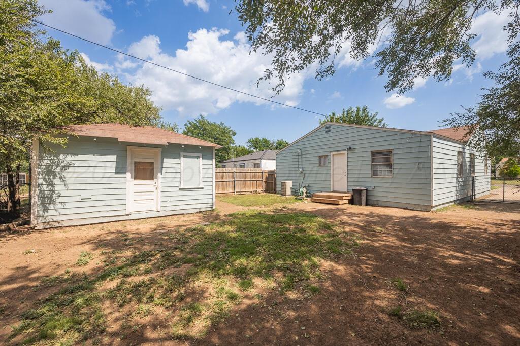 312 Southwest 45th Avenue Amarillo, TX 79110 - Photo 21 of 23 a front view of a house with a garden