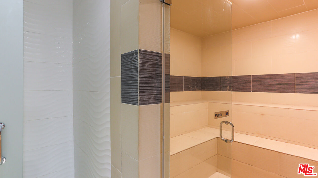 7250 Franklin Avenue, Unit 1112 Los Angeles, CA 90046 - Photo 23 of 29 a bathroom with a bathtub